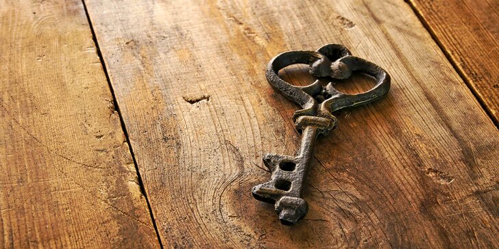 Zahrajte si doma na detektivy: rodinná online únikovka Sedm klíčů