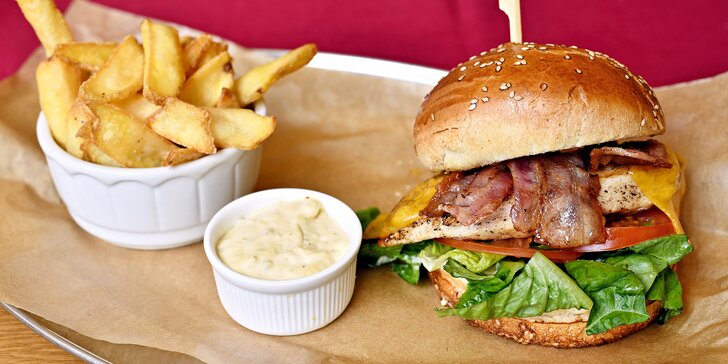 Burger podle výběru ze 3 verzí, domácí hranolky, salát a nápoj s výhledem na Karlův most