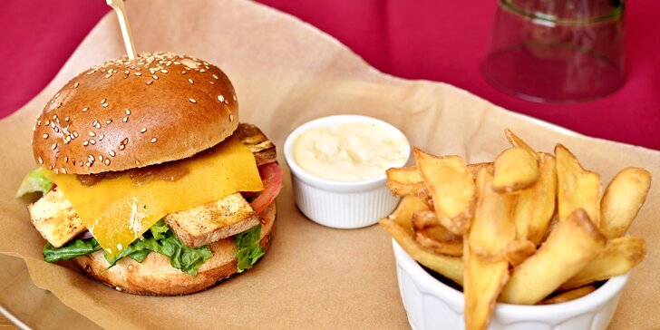 Burger podle výběru ze 3 verzí, domácí hranolky, salát a nápoj s výhledem na Karlův most