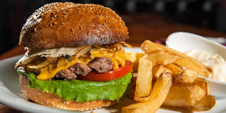 Menu z restaurace v centru Prahy: burger nebo quesadilla, hranolky a nápoj pro 1 či 2, odnos s sebou