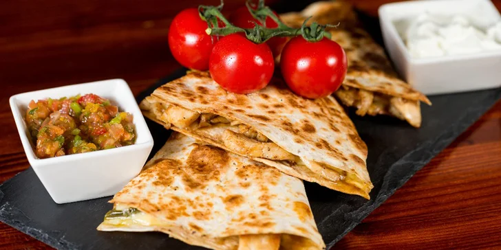 Menu z restaurace v centru Prahy: burger nebo quesadilla, hranolky a nápoj pro 1 či 2, odnos s sebou