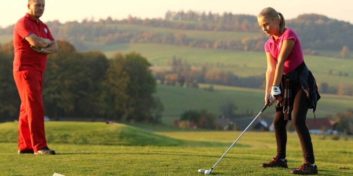 Golf pod hradem Hukvaldy: 3–4 hodiny na greenu i pro 2 osoby, lekce s trenérem a hra