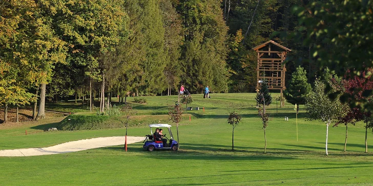 Golf pod hradem Hukvaldy: 3–4 hodiny na greenu i pro 2 osoby, lekce s trenérem a hra