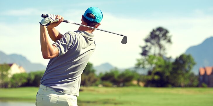 Golf pod hradem Hukvaldy: 3–4 hodiny na greenu i pro 2 osoby, lekce s trenérem a hra