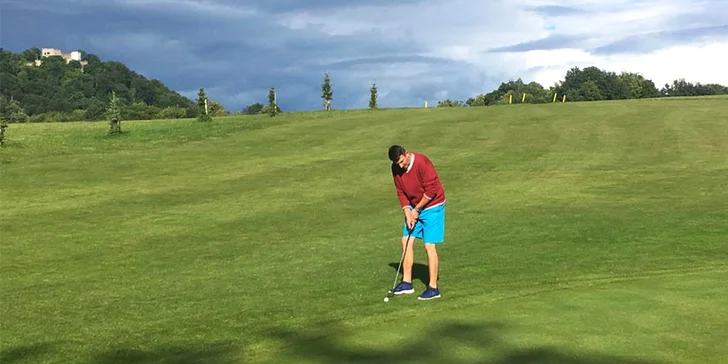 Golf pod hradem Hukvaldy: 3–4 hodiny na greenu i pro 2 osoby, lekce s trenérem a hra