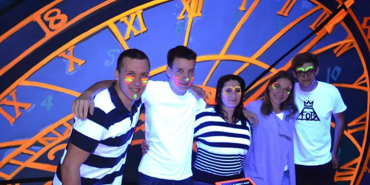 Tak trochu v jiném světle: 18jamkový neonový minigolf v centru Prahy pro jednotlivce i rodiny