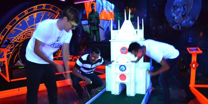 Tak trochu v jiném světle: 18jamkový neonový minigolf v centru Prahy pro jednotlivce i rodiny