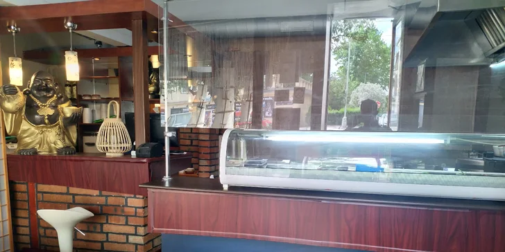 Pestré sushi sety s sebou: 24 ks nebo až 81 kousků i s polévkou a salátem