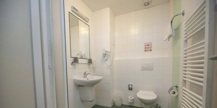 Každý pokoj má vlastní koupelnu.