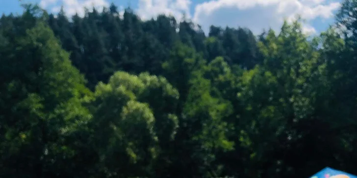 Když vás přepadne hlad či žízeň, zaskočte do občerstvení, které je součástí hřiště – mají tu čepované pivo i dobroty z grilu. 