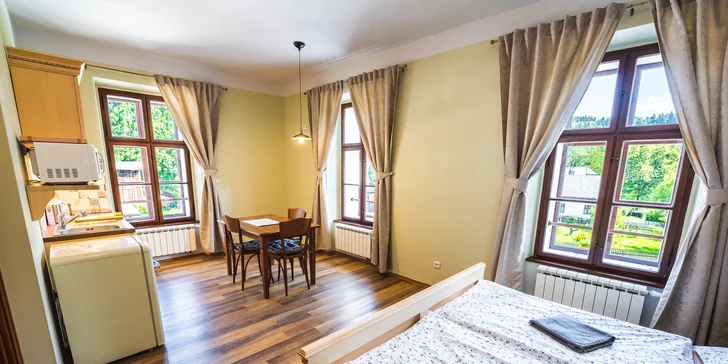 Apartmán až pre 3 osoby s manželskou posteľou a samostatným lôžkom.