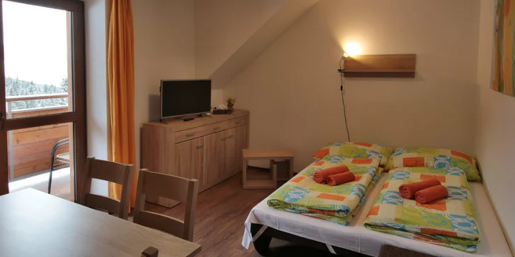 Apartmány s balkonem jsou orientovány na západ s výhledem přímo na sjezdovku.
