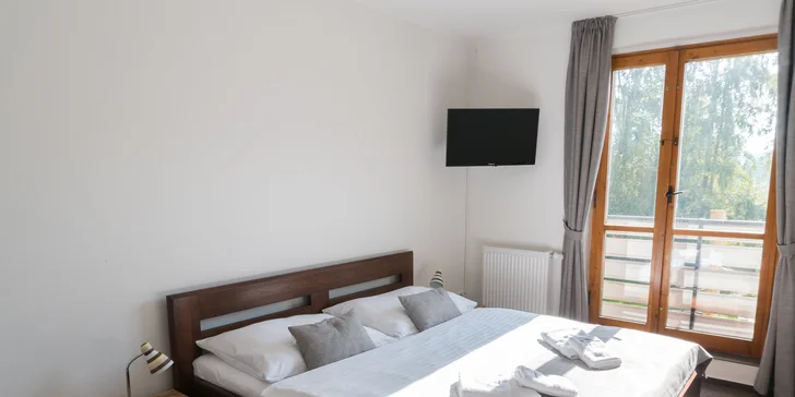 Pro nejmenší děti je možné zapůjčit cestovní dětskou postýlku i videochůvičku, starší se vyřádí v dětské herně a na venkovním hřišti.