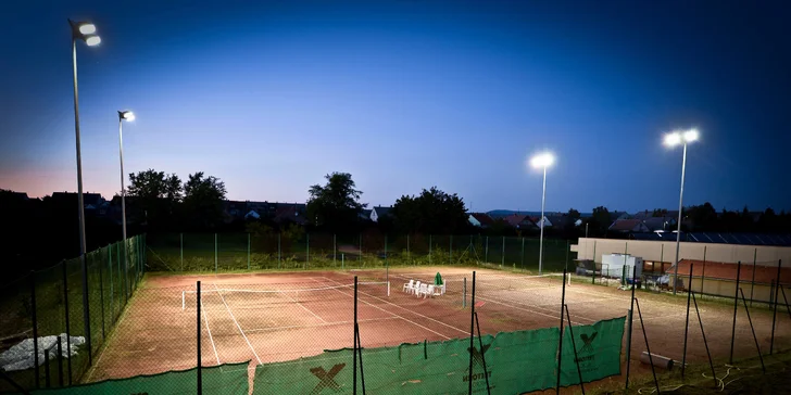 Využijte i hotelový kurt nebo si zahrajte stolní tenis.
