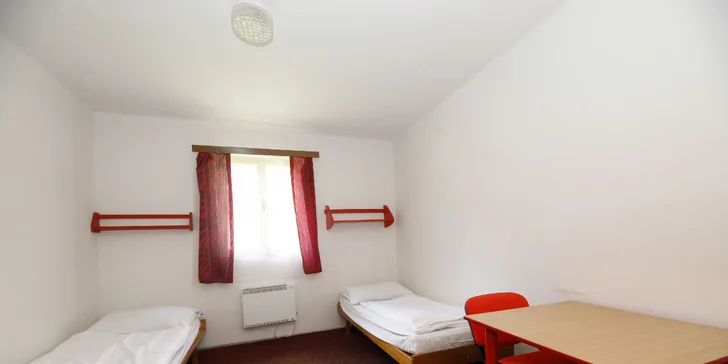 Připravený pro vás bude jednoduchý, ale zrenovovaný pokoj. K dispozici budete mít pohodlné postele, dostatek úložných prostor, stolek a židle.