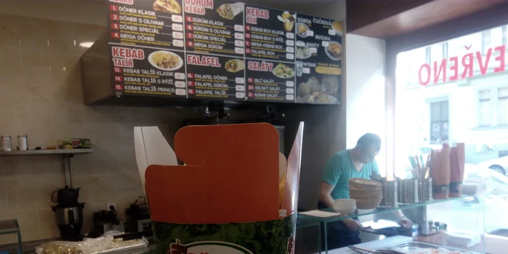 Mega kebab box obsahuje i hranolky.