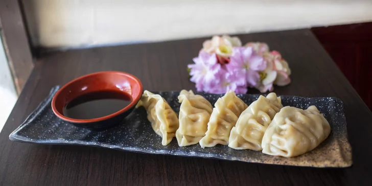 Dim sum knedlíčků je v porci 5 kusů, plněné jsou vepřovým masem. 