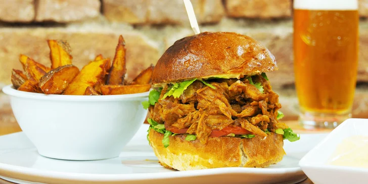 Burger s trhaným vepřovým masem, koriandrem a hranolky