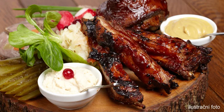 Nejlepší maso je u kosti: 500 g grilovaných žeber s pečivem