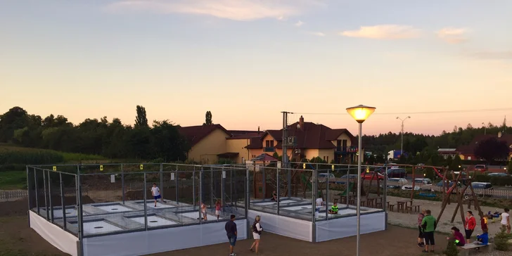 Trampolíny jsou v areálu adventure golfu. Až doskáčete, můžete ověřit svou mušku na 18 jamkách.