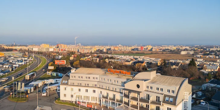 Auto necháte na neplatenom parkovisku pred hotelom.