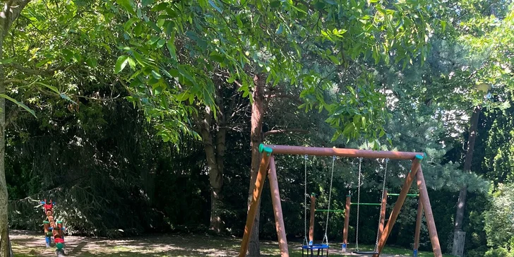 Čaká vás aj leňošenie na krásnej záhrade priamo pri hoteli. Nájdete tu ležadlá, jazierko a deti sa vybláznia na ihrisku s hojdačkami a šmykľavkou.