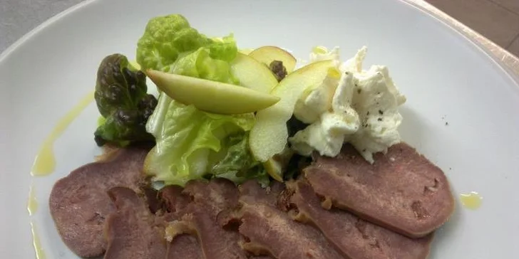 Lahůdky pro dva v legendární restauraci Rotisserie