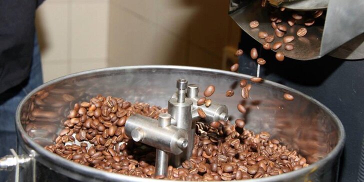 Od sběru kávy až po lahodný šálek: exkurze do pražírny, ochutnávka i balíček arabiky domů