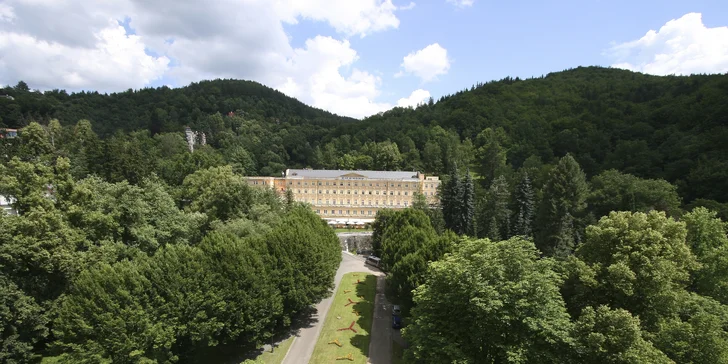 4* hýčkání v Karlových Varech: bazénové a wellness centrum i lázeňské procedury, polopenze