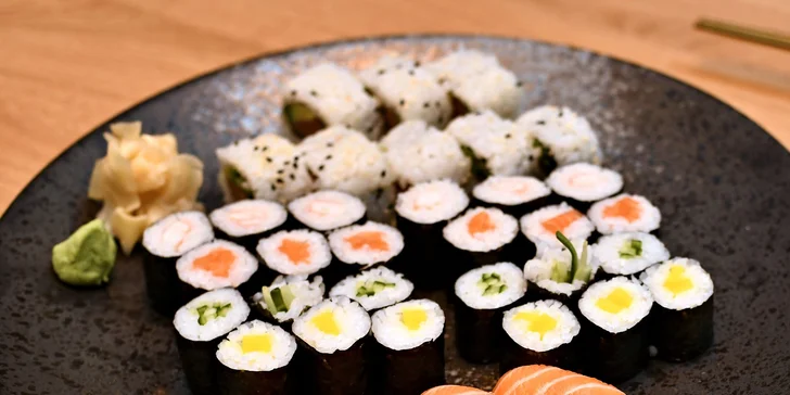 Sushi sety: 24–52 rolek s rybami i zeleninou i s tofu polévkami či salátem