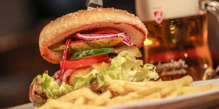 Dobrota na Malé Straně: hovězí nebo kuřecí burger, hranolky a nápoj pro 1 i 2 osoby