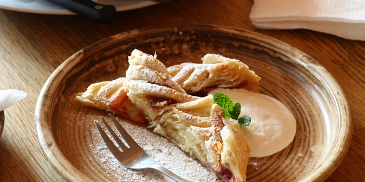 Slovenské menu pro 1 i 2 osoby: pomazánky, kapustnica, halušky a štrúdl