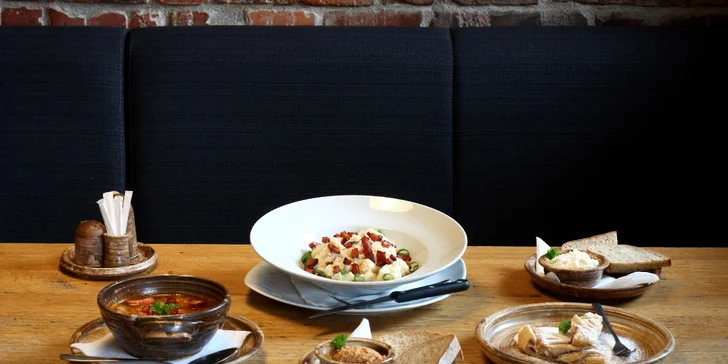 Slovenské menu pro 1 i 2 osoby: pomazánky, kapustnica, halušky a štrúdl