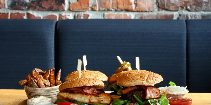 4 miniburgery: 2 hovězí, vege i kuřecí s hranolky, dipy a domácími limonádami
