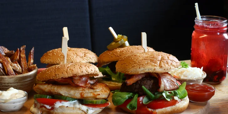 4 miniburgery: 2 hovězí, vege i kuřecí s hranolky, dipy a domácími limonádami