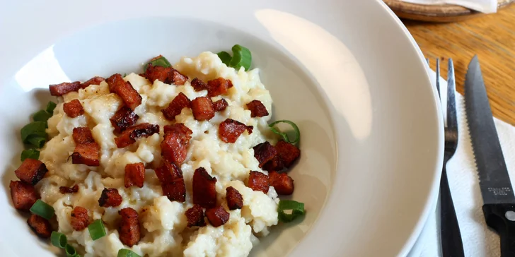 Slovenské menu pro 1 i 2 osoby: pomazánky, kapustnica, halušky a štrúdl