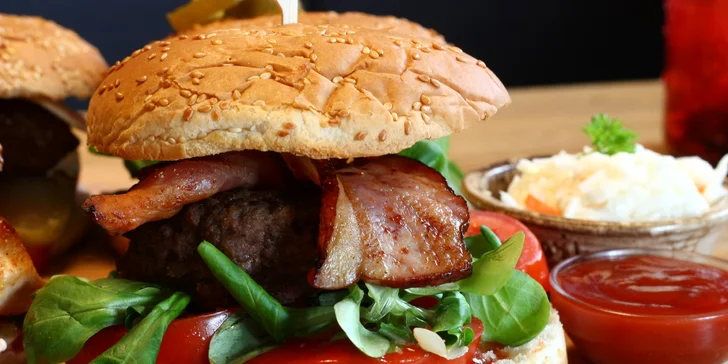 4 miniburgery: 2 hovězí, vege i kuřecí s hranolky, dipy a domácími limonádami
