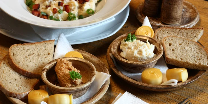 Slovenské menu pro 1 i 2 osoby: pomazánky, kapustnica, halušky a štrúdl