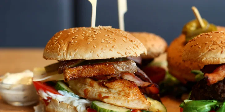 4 miniburgery: 2 hovězí, vege i kuřecí s hranolky, dipy a domácími limonádami