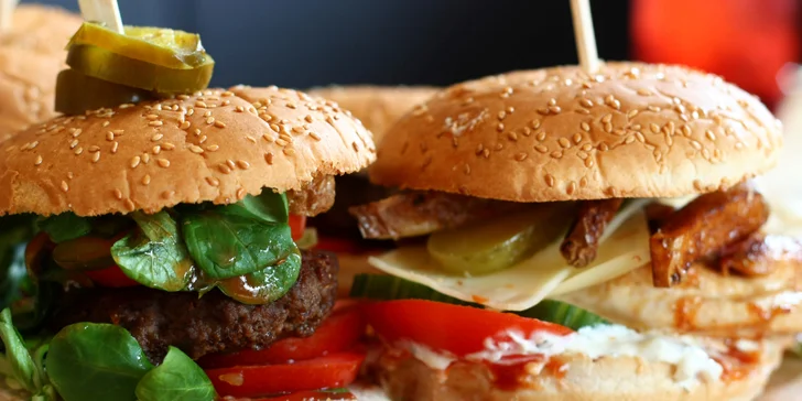4 miniburgery: 2 hovězí, vege i kuřecí s hranolky, dipy a domácími limonádami