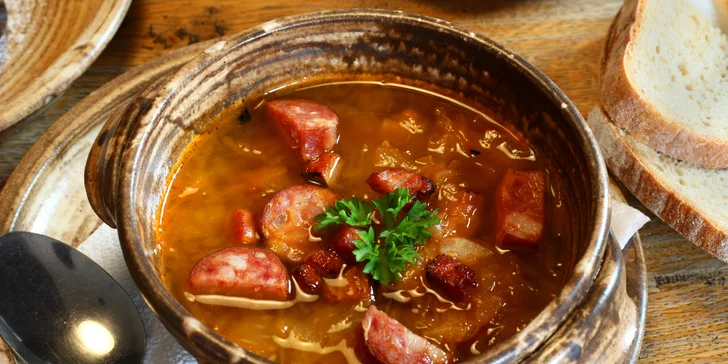 Slovenské menu pro 1 i 2 osoby: pomazánky, kapustnica, halušky a štrúdl