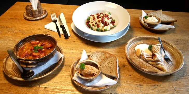 Slovenské menu pro 1 i 2 osoby: pomazánky, kapustnica, halušky a štrúdl