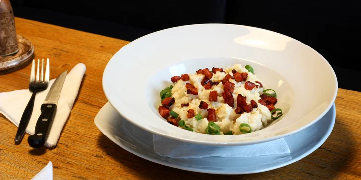 Slovenské menu pro 1 i 2 osoby: pomazánky, kapustnica, halušky a štrúdl