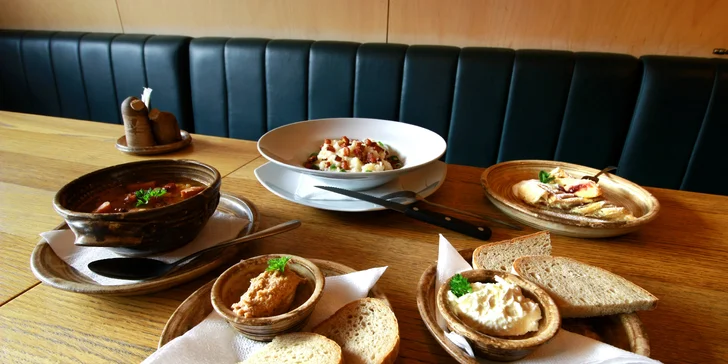 Slovenské menu pro 1 i 2 osoby: pomazánky, kapustnica, halušky a štrúdl