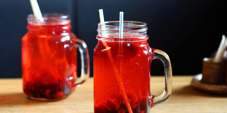 4 miniburgery: 2 hovězí, vege i kuřecí s hranolky, dipy a domácími limonádami