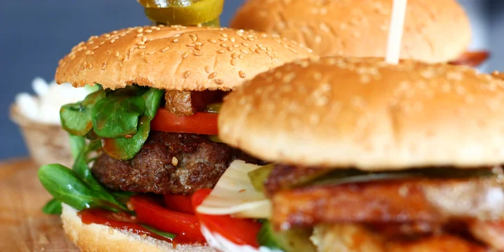 4 miniburgery: 2 hovězí, vege i kuřecí s hranolky, dipy a domácími limonádami