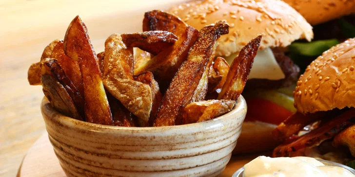 4 miniburgery: 2 hovězí, vege i kuřecí s hranolky, dipy a domácími limonádami