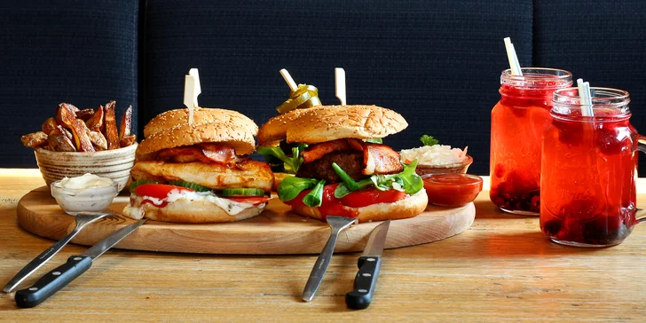 4 miniburgery: 2 hovězí, vege i kuřecí s hranolky, dipy a domácími limonádami