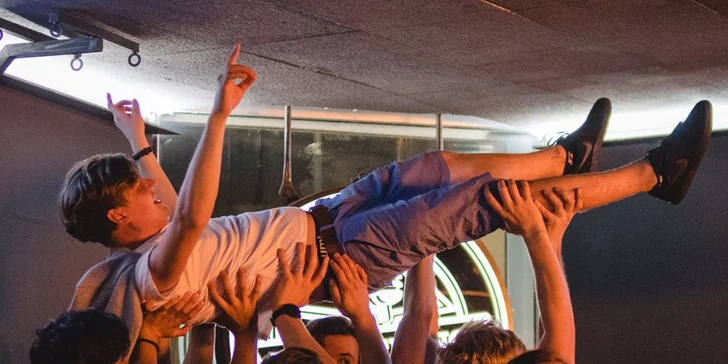 Pronájem VIP místnosti v karaoke baru vč. nápojů a 100 kreditů do jukeboxu