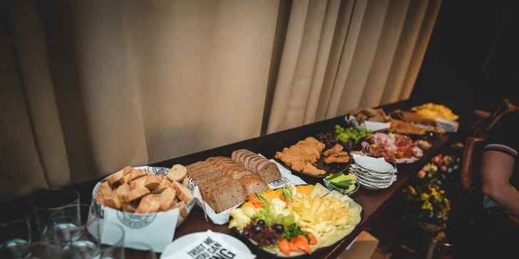 Pronájem VIP místnosti v karaoke baru vč. nápojů a 100 kreditů do jukeboxu